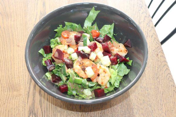 Beet and shrimp salad with avocado and vinagarette!