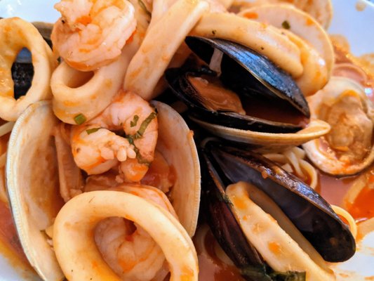 Seafood linguine