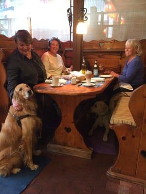 Our Dining With Your Dog class teaches dogs to be good at pet-friendly restaurants in Carmel, Monterey, Pacific Grove, Pebble Beach, more!