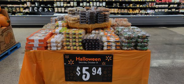 Lots of Halloween cupcakes, popcorn, & cookies!