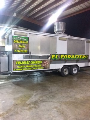 Tacos y quesadillas cocinados al carbon de autentica fajita, pastor y bisteck con frijoles charros.