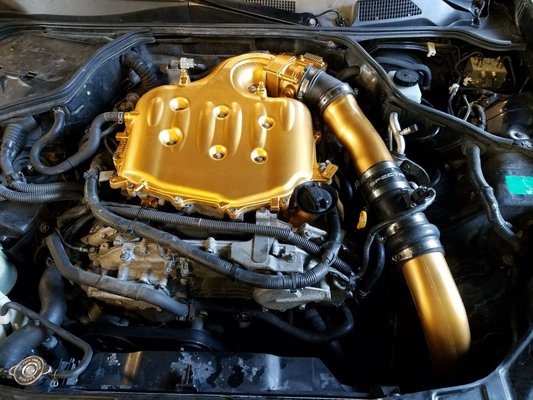 Customer wants gold intake manifold with new gaskets and custom air intake on g35