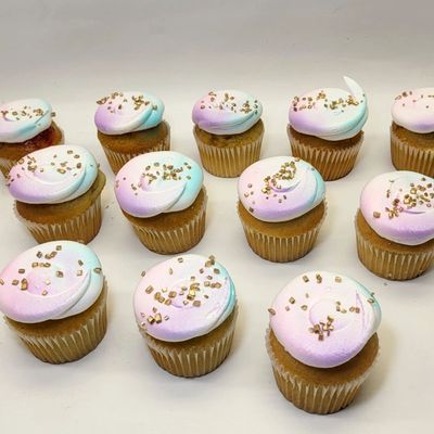 Cupcakes  for a gender Reveal  Www.panchisbakery.com