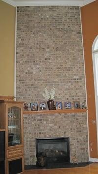 The application of two separate color schemes on the opposite walls really makes this fireplace pop!