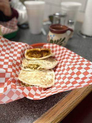 Gordita de chicharrón y de huevo con chile verde