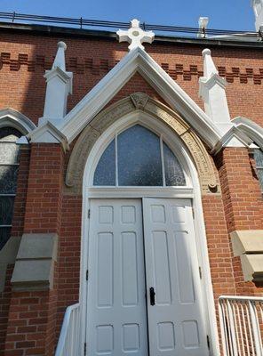 "Enter devoutly, O pilgrim' - inscription above the doorway in German and English