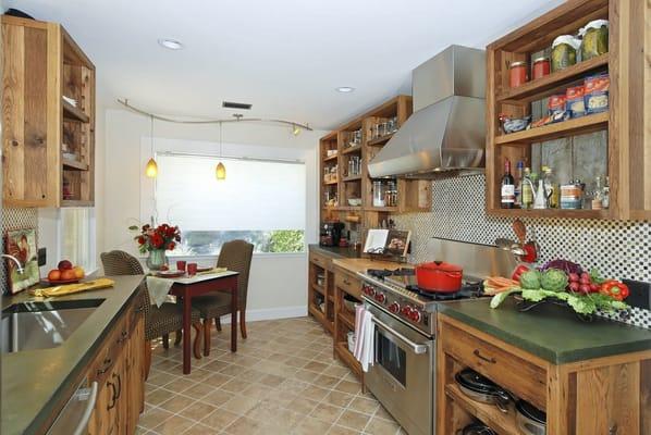 Mountain View Bungalow. Napa Style Kitchen.