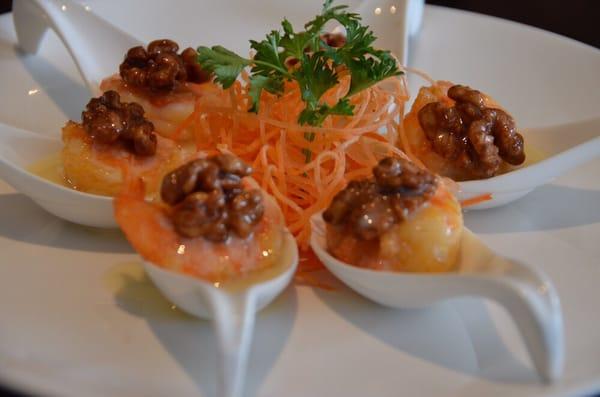 Crispy shrimp with walnuts