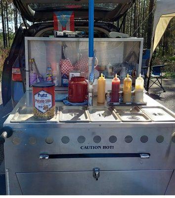 No es un food truck es un carrito de Hot dogs tradicional como se ven en todas las esquinas de la isla .