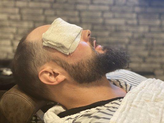 Signature Straight Razor Beard Trim with Steam Machine