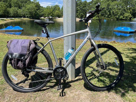 2022 Trek Verve 3 disc (old saddlebags; new ones on order).  Continental Bikes, Berlin.