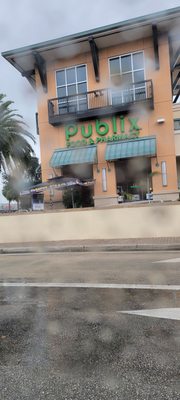 A beloved FL grocery store is pictured here in ideal FL weather