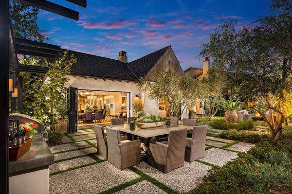 The Oaks Farms is a privately gated collection of 32 luxury homes in the rolling hills of San Juan Capistrano.