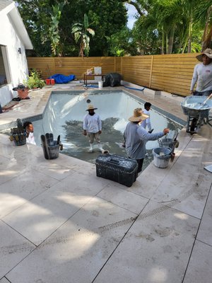 Preparing the pool for the plaster.