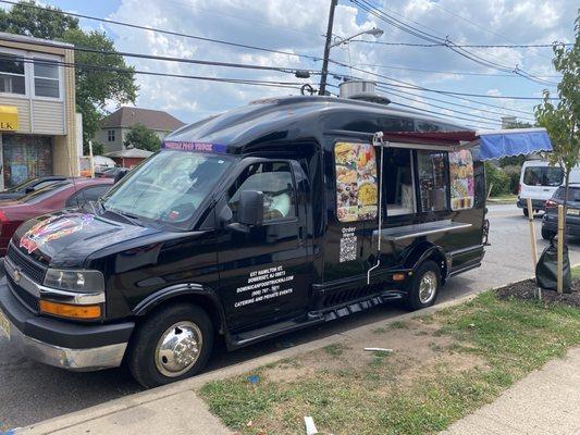 Dominican Food Truck that serves good old Dominican frituras, sandwiches, chimis and picaderas.