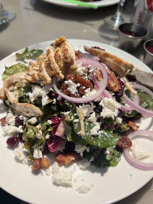 Salad with cranberry chicken and walnuts