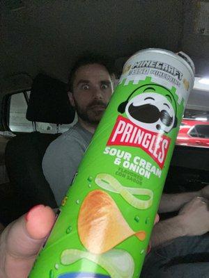 Bought some pringles as a pre-dinner snack cuz we're starved.