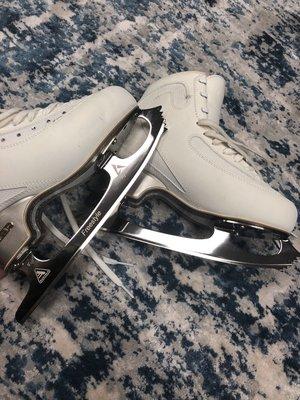 We sell multiple brands of skates. This set is the Edea Ice fly boots with Jackson Freestyle blades.