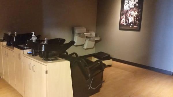 Private and dark hair washing area. Pretty cool for a dudes salon.