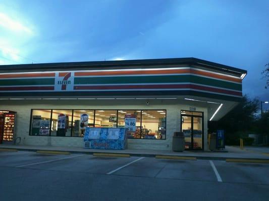 The new store front. Used to be a Hess Express. Now its a 7-Eleven!