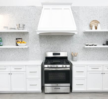 Countertop: Sequel Quartz, Brilliant White 
 Backsplash: White Carrara Mosaic, Honed 
 Floor: Titus, Gray