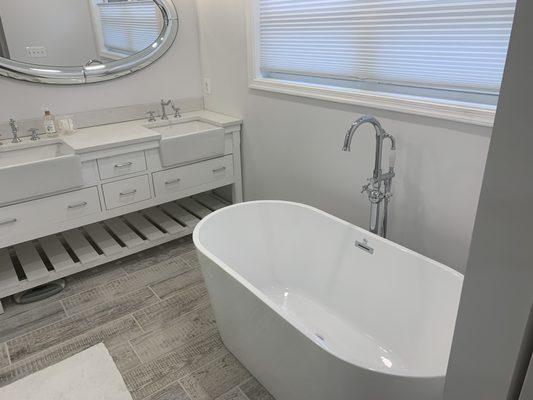 Master bath soaking tub.