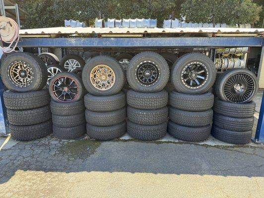 Good selection of wheels and tires combos