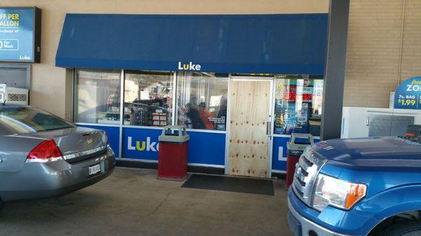 Man, is Luke Oil in South Hammond going ghetto. The door has been broken for at least two weeks. Quickly becoming the New Gary. Sickening.