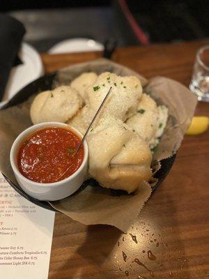 Garlic knots (complimentary)