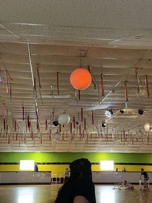 Very dim lights -- yes, all three globes are illuminated.