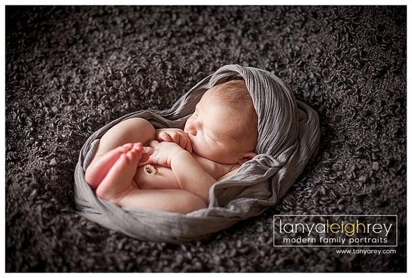 Tanya is a Washington DC Newborn Photographer who travels throughout the Metro area for Newborn, Maternity and Family Portraits.