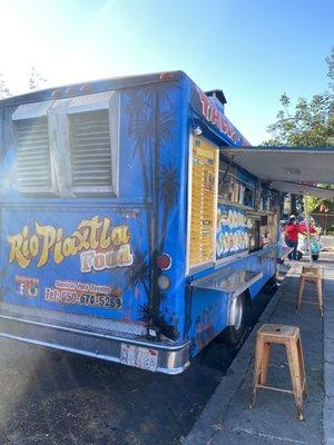 Food truck located by grocery outlet