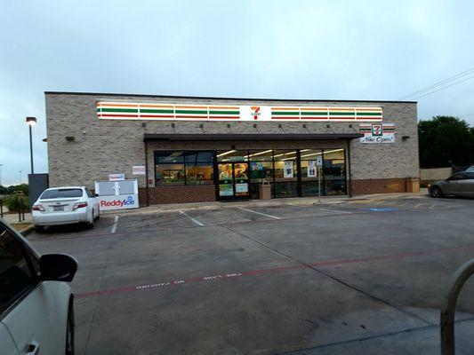 Store front of 7 Eleven.