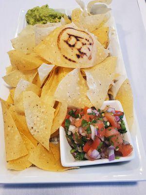 Chips w/ Guacamole & Salsa