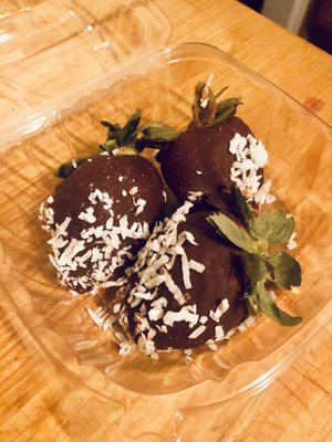 3 chocolate covered strawberries with shredded coconut (tres chocolada fresa)