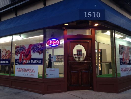 Store front on corner of Main St. and E Cherry St.