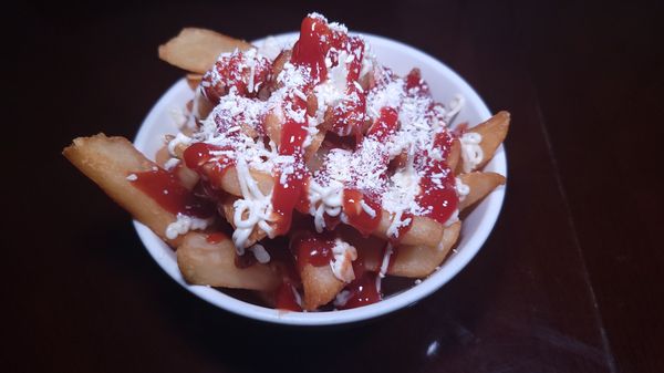 french fries
topped with mayo,cream and ketchup