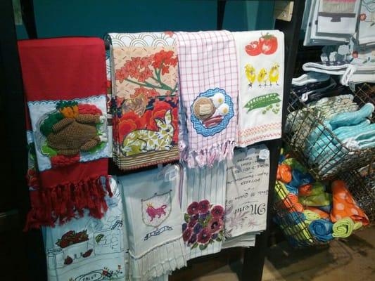 Look at these crazy cute kitchen towels!