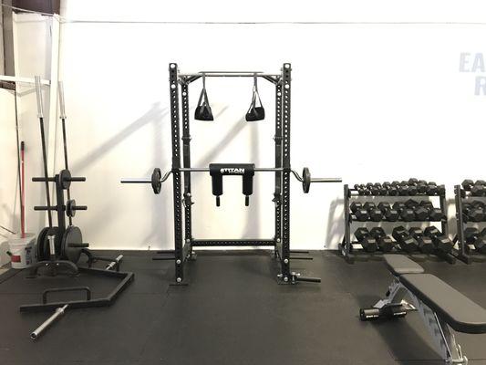 Squat rack with safety squat bar, open ended trap bar