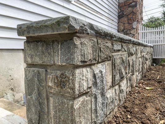 Stone Verneer with rock faced Bluestone thread