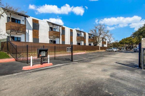 Apartment grounds at Skyvue San Antonio