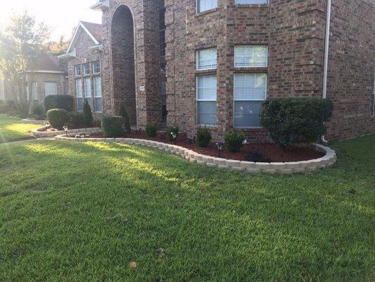 Flower bed retaining wall blocks installation