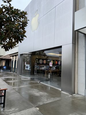 Front entrance of the Apple Otay Ranch store.