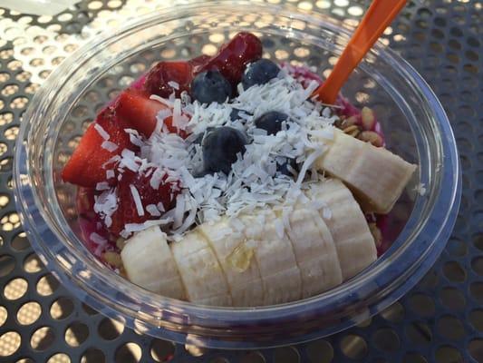 Top view of island pitaya bowl