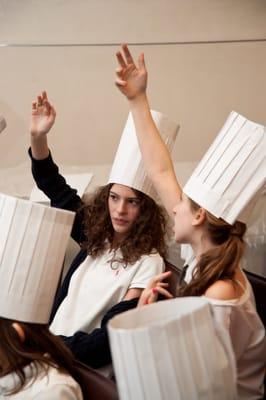 Mini Chefs Hebrew program brings the joys of traditional Jewish foods for Shabbat and the festivals to our students.