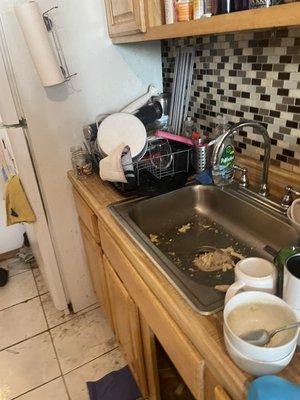 Kitchen sink that needs to be cleaned