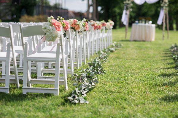 Perfect for outdoor ceremony.  Photo by www.bom-photo.com