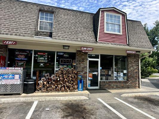 Parkway Grocery Pit Stop outside view