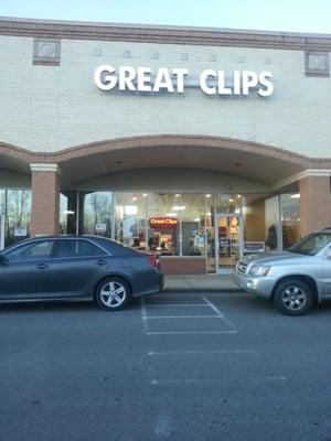 Great Clips closes at 6:00 p.m. This ensures a quiet environment for employee socializing at closing time.