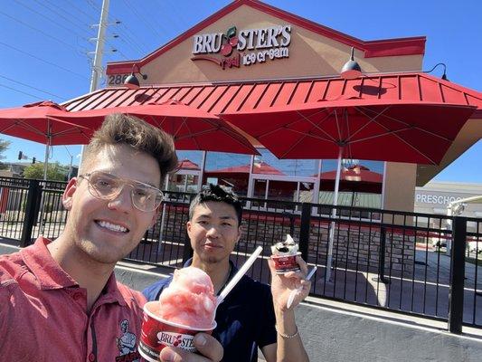 Icecream was amazing! And a nice little grassy area for families and pets as well. Recommend the super hero flavor and the strawberry lemon!